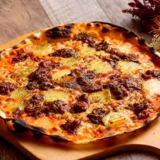 Swiss Emmental cheese and beef tendon ragu sauce pizza