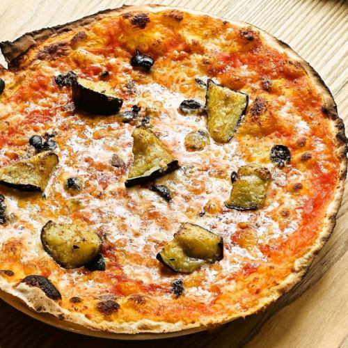 西西里披萨配帕尔马干酪、茄子和橄榄