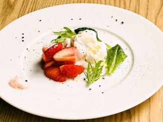 [Spring only] Top-quality mozzarella di buffala and strawberry compote