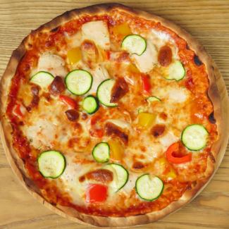 スモーキーなスカモルツァチーズと彩り野菜、ハーブチキンのBBQピザ