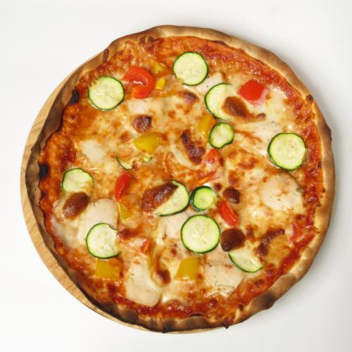 スモーキーなスカモルツァチーズと彩り野菜、ハーブチキンのBBQピザ