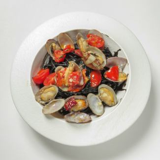 あさりとフレッシュトマトのイカ墨スパゲッティーニ