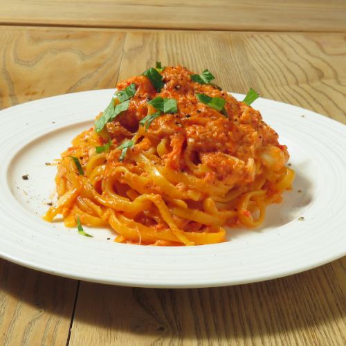 ズワイ蟹ととろけるモッツアレラチーズのトマトクリームパスタ