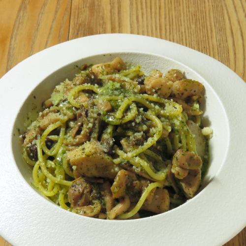 阿波尾鶏と4種きのこのジェノベーゼパスタ