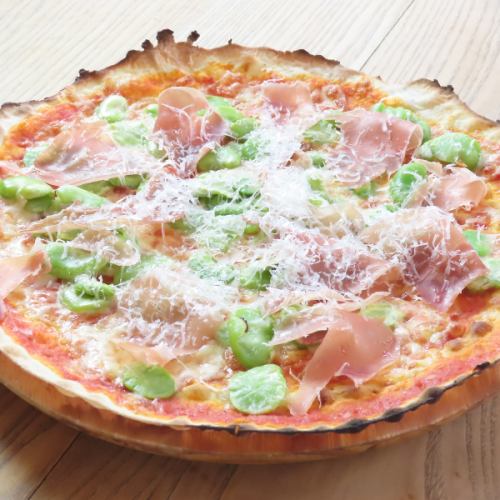 そら豆の熟成ハモンセラーノのピザ~削りたてパルミジャーノチーズと~