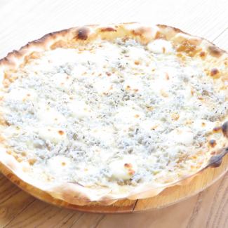 釜揚げしらすと柚子胡椒の新玉ねぎソースのピザ