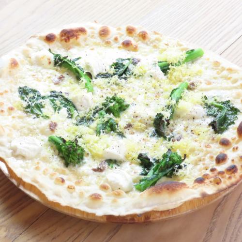 レモンピール薫る菜の花とリコッタチーズのピザ