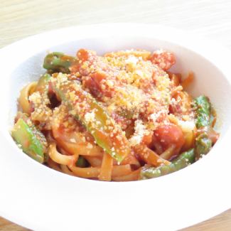 熟成パンチェッタとアスパラガスのアラビアータパスタ(タリアッテレ)