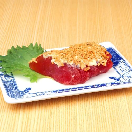 味噌クリームチーズとガーリックが決め手の、漬けかつお