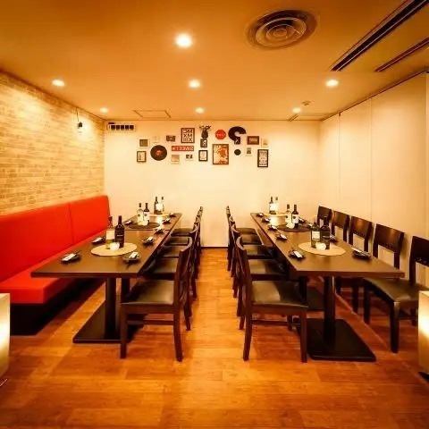【広々とした空間】当店の貸切は、58名様まで対応可能で、1組専用の空間で他のお客様を気にすることなく、心ゆくまでお楽しみいただけます。一体感のある宴会を実現し、大切な仲間やお客様との絆を深めることができます。