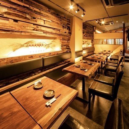 【広々とした空間】当店の貸切は、58名様まで対応可能で、1組専用の空間で他のお客様を気にすることなく、心ゆくまでお楽しみいただけます。一体感のある宴会を実現し、大切な仲間やお客様との絆を深めることができます。
