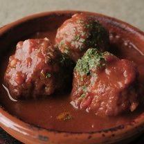 ジューシーさが引き立つ！【肉だんごのトマト煮込み】ソースと絡み合う一品！心もお腹も大満足◎