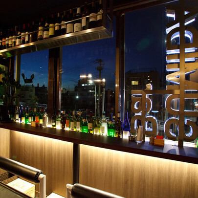 【スカイツリーを望む非日常】和洋折衷の設えが特徴の当店は、スカイツリーを臨む非日常な空間です。リノベーションの際にデザインされた内装は、しっとりとした時間を過ごすのに最適。窓越しに眺めるスカイツリーと共に、非日常なひとときを存分に楽しんでいただけます。時間の流れに身を委ね、贅沢なひとときを！