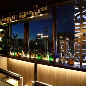 【窓からの夜景が魅力！】2名様限定の窓際カウンター席からは、美しい夜景を楽しめます。デートやお仕事帰りに、ムード漂う空間で特別な時間を過ごしてみませんか？スカイツリーのすぐそばのため、美しいスカイツリーを一望できます！観光でいらした方にもおすすめです◎窓際からの眺めが素敵な、特別な場所でごゆっくり！