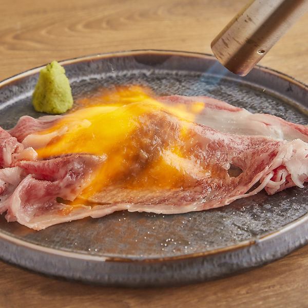 【大判肉寿司】炙ることで程よく脂が溶け出す"贅沢な肉寿司"です。大きくカットしているので食べ応えも◎