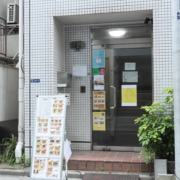喫茶店のような温かみのある雰囲気の店内は、ゆったりと居心地の良い空間が広がっています。心地よい日差しと、リラックスできる時間を提供してくれます。友人とのおしゃべりや読書、仕事の合間に訪れるのにも最適です。本格タイ料理を楽しみながら、心安らぐ場所として穏やかなひとときをごゆっくりとお楽しみ下さい♪