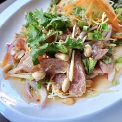 生ソーセージのサラダ