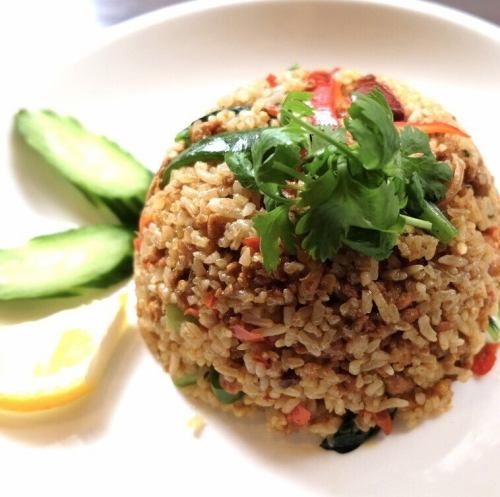 鶏ひき肉辛口バジルチャーハン