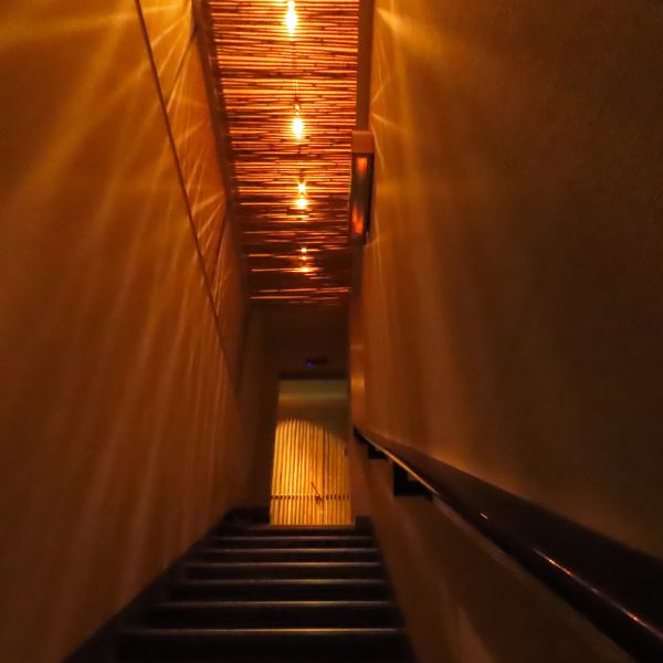 在2楼的[锅边缘]穿过用竹子装饰的薄楼梯！我们将为您提供一个远离城市喧嚣的宁静时光♪
