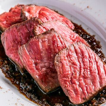 食べ応え抜群！柔らかく仕上げた国産黒毛和牛ロースト　3300円(税込)