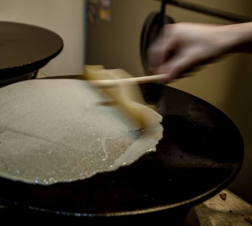 Bonjour!🇫🇷 🏁
2026/2/15(日)❄️

ガレット専門店「クレープリー・ルポ」夙川店です🏠

本日は【ランチ・カフェ営業】となります🍽️
カフェの営業は18:00まで(ラストオーダー17:00)☕️
ディナーは休みです🌛

来週22(日)は西宮地方卸売市場(おろいち)で行われる「西宮蔵開き2026 德若」の蔵開きイベントにキッチンカーで出店致します🚙
明日16(月)から20(金)までは出店準備のためディナーは予約制となります(予約なしの場合は16時までの営業です)
————————————
☆本日の営業時間☆
☀️ランチ　11:30〜14:00
☕️カフェ　ランチ終了後〜18:00(ラストオーダー1700)
🍴ディナー　休み
————————————
Crêperie Repos
西宮市相生町7−12
https://www.shukugawa-repos.com/
阪急神戸線 夙川駅 北へ徒歩3分

※ご予約はネットで承っております（前日17時までお受けしています）
（ランチのご予約は11:00〜13:30、ディナーのご予約は17:30〜19:30。オープンの30分前からご予約いただけます）
https://creperie-repos.owst.jp/

当店へのお問い合わせはLINEでお受けしております
————————————
#クレープリールポ
#ガレット
#galette
#德若 
#西宮蔵開き