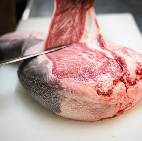 お店で提供しているお肉は余分な脂やスジを綺麗に掃除してからご提供。だから臭みもなく、美味しい状態でお肉が味わえます。仕入れだけでなく、提供方法にもこだわった熱男の焼肉を是非ご賞味ください！