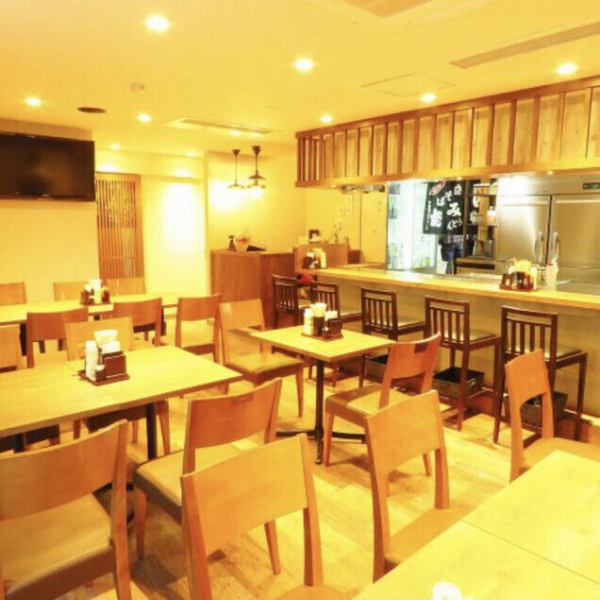 落ち着いた内装と、温かい照明が心地よいアットホームでおしゃれな空間です。カウンター席とテーブル席をご用意しており、様々なシーンでご利用いただけます◎