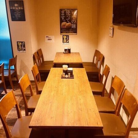 6명으로 이용하실 수 있는 테이블석도 있습니다.넓은 공간에서 직장 동료나 취미 그룹 여러분과 즐거운 시간을 보내실 수 있습니다.볼륨 만점의 코스와 음료 무제한 플랜도 있으므로, 각종 연회나 음료회에도 최적입니다◎