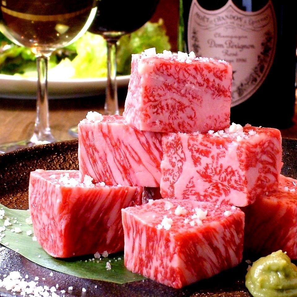 一頭からとれる極上霜降り部分だけを仕入れ提供。その柔らかさと美味しさに感動！