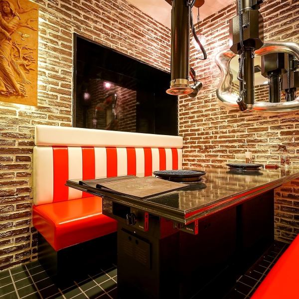 接待などに使われる完全個室のVIPルームも。アンティークランプ・イタリア家具などシックな雰囲気！細部までインテリアにこだわった特別な空間はデートや大切な方との記念日にも！サプライズには鹿児島県産の最高級黒毛和牛を贅沢に使用した高倉特製『肉ケーキ』をご用意。乾杯スパークリンク付のアニバーサリーコースも♪