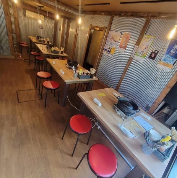 4人掛けの席を4つ(2階席)ご用意しており、女子会やママ友との集まりなどにも最適な空間です。明るい雰囲気の中で、楽しい会話と共に美味しい料理をお楽しみいただけます。大切な友人との特別な時間を、アットホームな空間でお過ごしください。