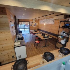 会話を楽しめる4人掛けのテーブル席。友人や仲間との楽しいひとときを過ごせるアットホームな空間になっています。