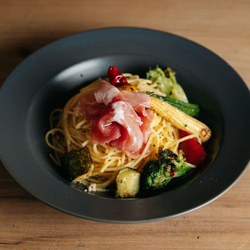 Peperoncino with prosciutto and colorful vegetables