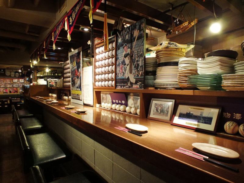店内はカウンターとテーブル席の2種類です。店内狭しと野球グッズをちりばめております、懐かしのグッズも!?お一人様でも、少人数でもおでんやこだわりの和食、お酒をお楽しみいただけます☆～恵比寿　パーティ　おでん　　野球　がらく恵比寿南店～