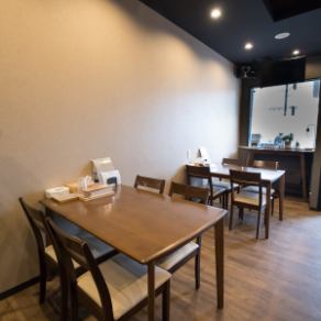 テーブル席は、地元のご友人との時間を過ごすのに最適です。気の合う仲間と存分に食事をしながら楽しめます。