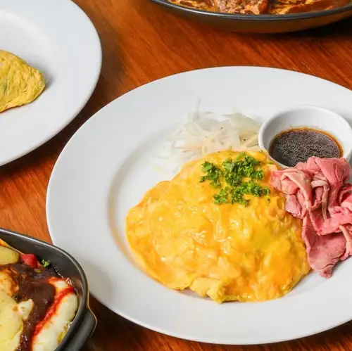 【当店一番人気】肉も卵もソースも主役！極上熟成ローストビーフオムライス