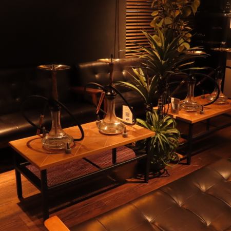 2名様用のテーブル席を7卓ご用意しており親しい友人や大切な人との会話を楽しむのに最適なスペースです。それぞれのテーブル席は、リラックスできるデザインで、心地よい雰囲気の中でシーシャをお楽しみいただけます。個々のテーブルは、プライベート感を大切にしており、落ち着いた空間の中で特別なひとときを提供します。