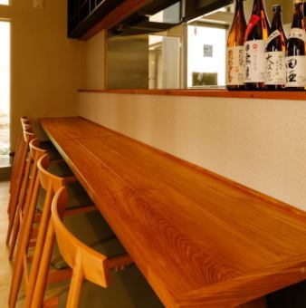 We have counter seats, so you can drink it by yourself.