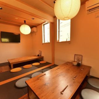 The tatami mat seats can accommodate a large number of people.