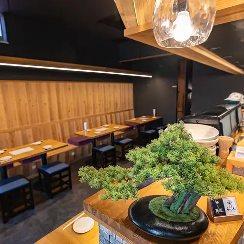 <p>木の温もり溢れるシックで落ち着いた和モダン空間。お一人様でのお食事やお酒を楽しむひとときから、ご夫婦やカップルでのデート、女子会まで幅広くご利用いただけます。さらに、ランチ営業や法事・ご親戚の集まり、会社の宴会や同窓会といった各種集まりにも最適です。上質な寛ぎの空間で特別な時間をお過ごしください。</p>