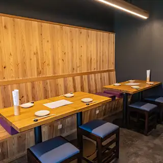 我们有四张桌子，每张桌子可供两人就餐。很抱歉，我们无法满足您要求餐桌或吧台座位的要求。