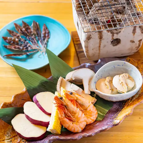 炭の香りとライブ感を満喫!テーブルで焼き上げる【旬食材の七輪焼き】
