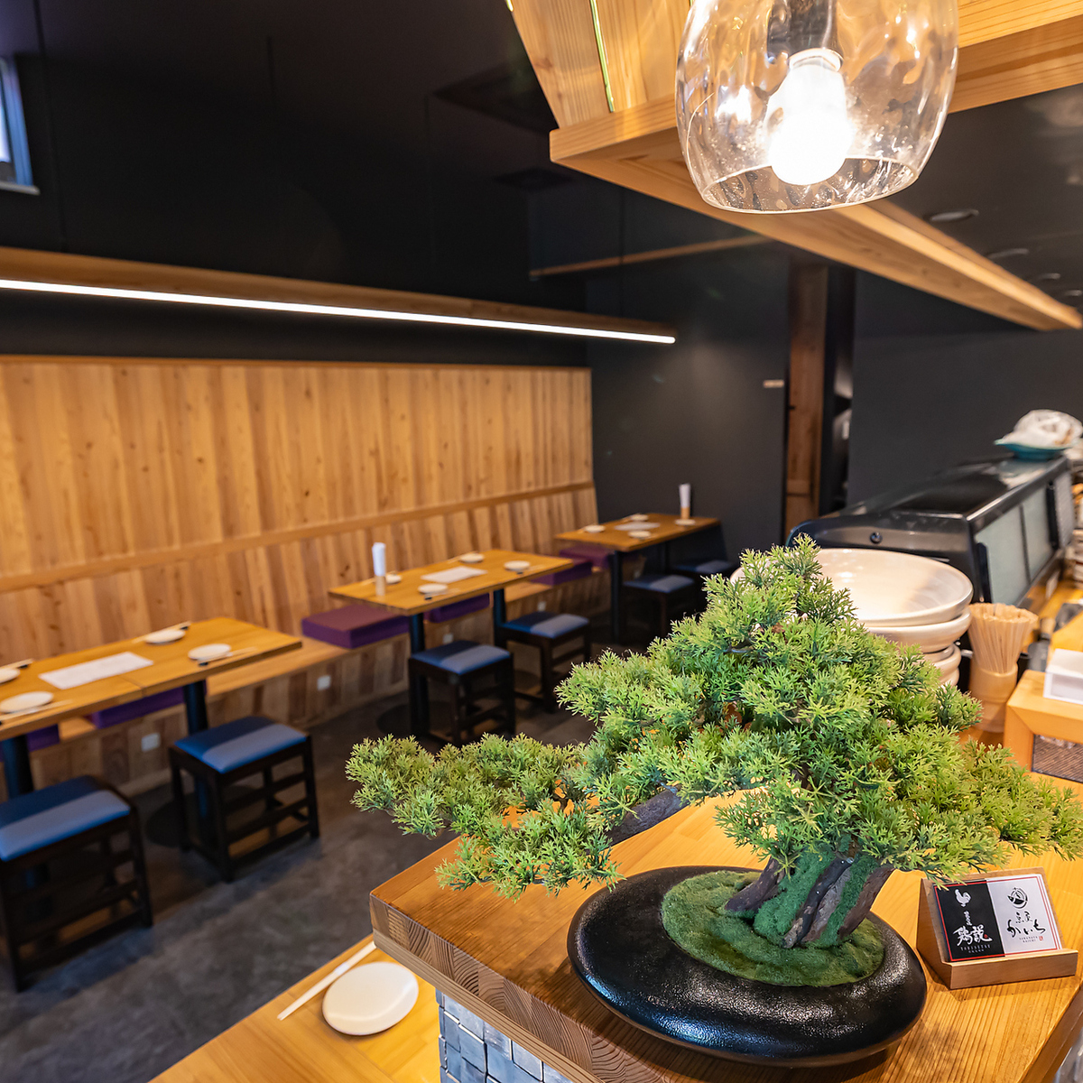 シックで和モダンな店内は落ち着いた雰囲気が自慢です◎