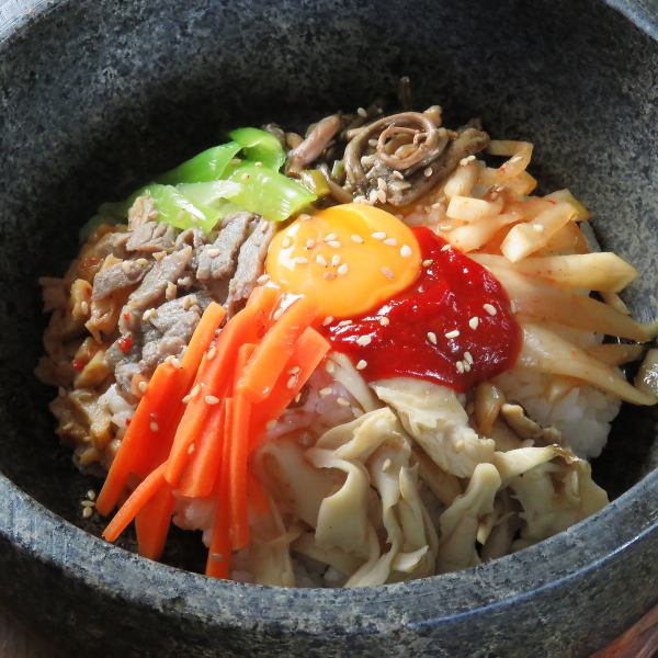 <<Colorful, nutritious, and packed with ingredients!>> Stone-grilled bibimbap [990 yen (tax included)]