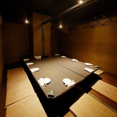 桌子周圍的挖掘達索私人房間在充滿日本氣息的時尚空間中進行交談。