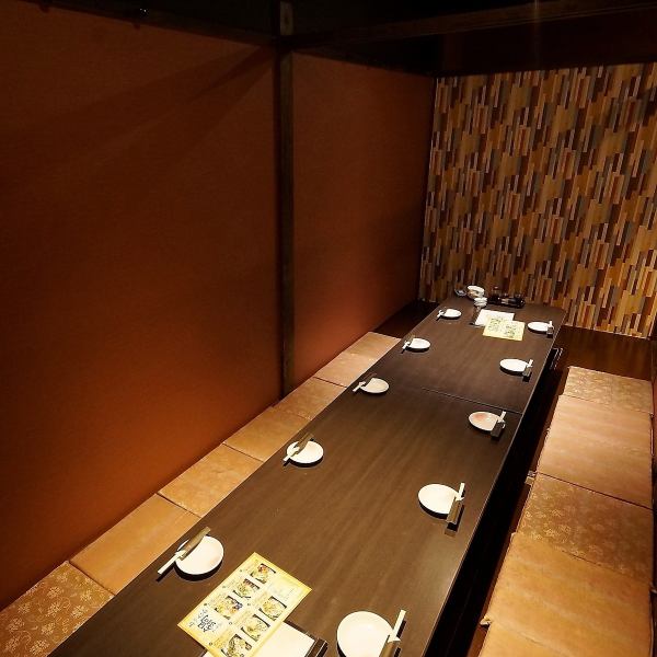 【10名様以上の中規模宴会】10名様、20名様など中規模宴会にもご利用いただける個室席をご用意しております。和の雰囲気漂う落ち着きのある大人空間は、ゆったりとくつろげる自慢の空間。全席掘りごたつ個室となっておりますので、仕事仲間・サークル仲間とのちょっとした打ち上げなども周りを気にせずお寛ぎいただけます。