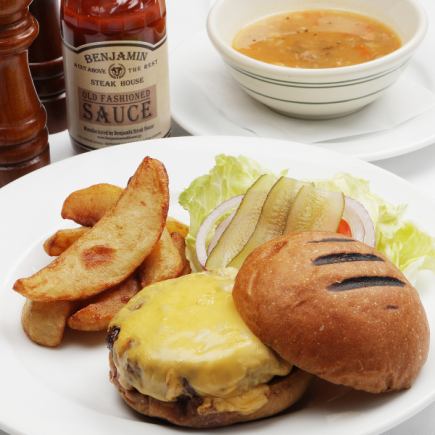 <Lunch> PETIT MENU Aged beef Benjamin burger or sandwich & your choice of soup