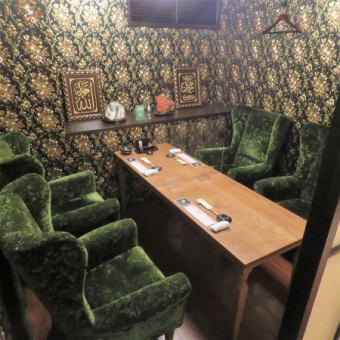 Gorgeous private room! Its name is "Kin no Ma".Perfect for entertainment and SNS!