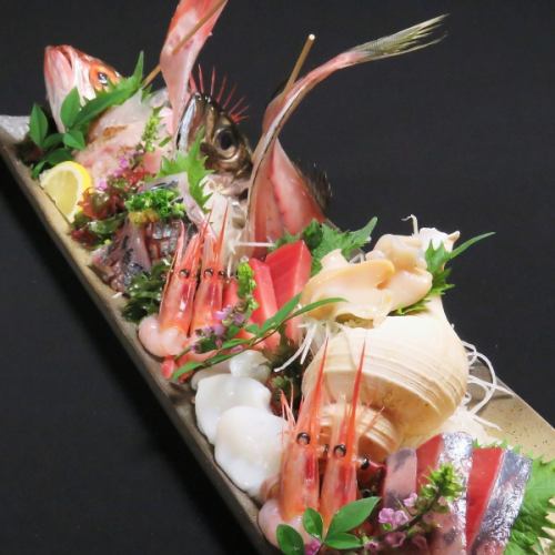 Assorted sashimi is available from 1100 yen (tax included).