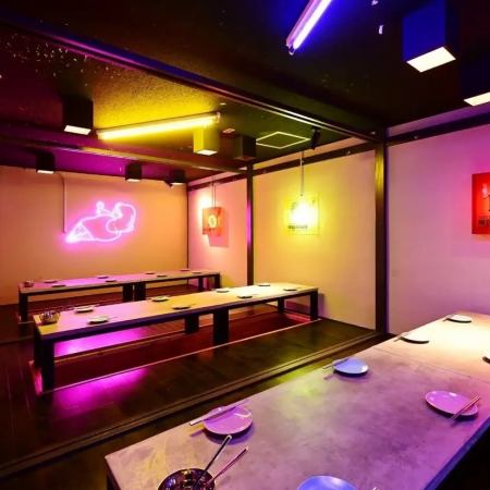 インテリアや照明での演出にもこだわった店内は柔らかい間接照明の光に照らされたリラックス空間となっております。女子ウケも抜群なので、渋谷での女子会や合コンなどのシチュエーションにもご活用下さいませ♪